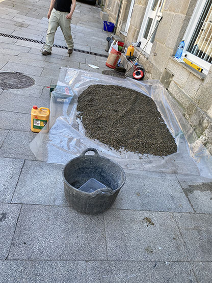 Mescla cemento encima lona de plastico, en la misma calle del casco viejo.