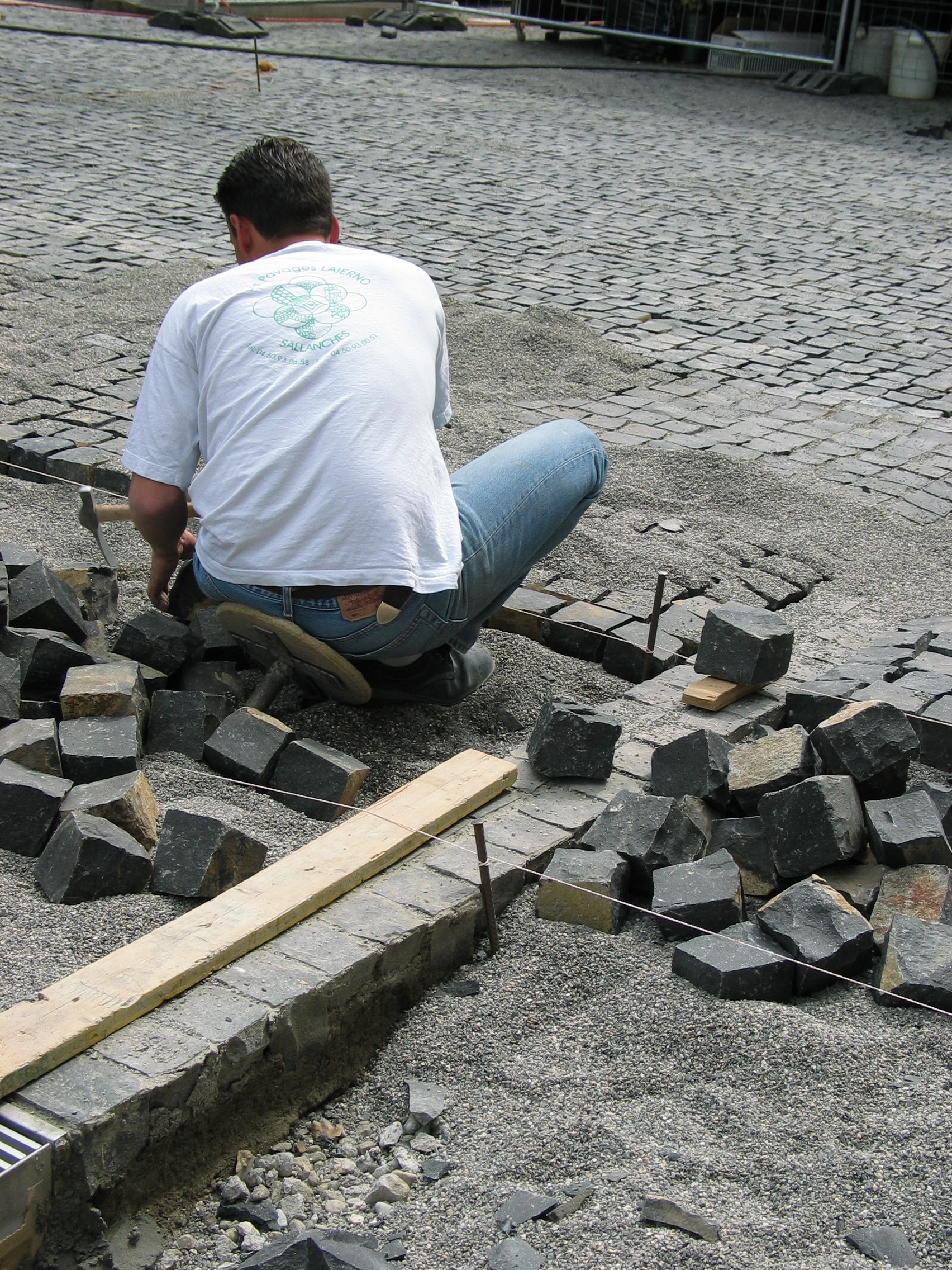 Adoquinado piedra natural sobre subsuelo permeable.